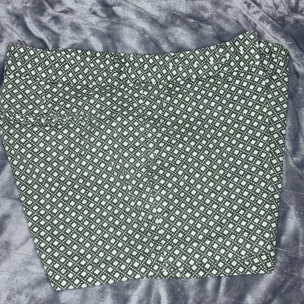 GAP Shorts Khakis by Gap Shorts Size-12 
City 3 inch short Green and White